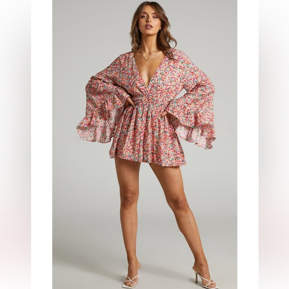 Showpo Mila Long Flared Sleeve Playsuit In White Floral US Size 6/Medium NWT - Picture 1 of 6